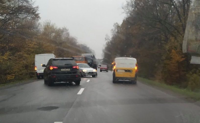 Ранкова ДТП на Берегівщині: дорогу не поділили кілька авто (ФОТО)
