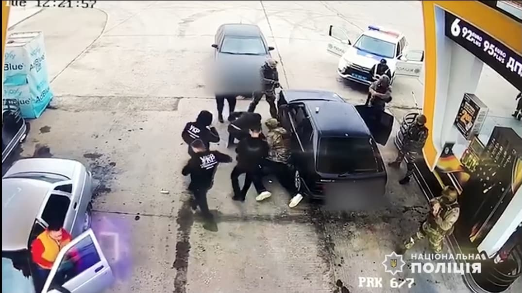 Спецоперація на Закарпатті: поліцейські схопили хмельничанина зі зброєю та наркотиками (ВІДЕО)