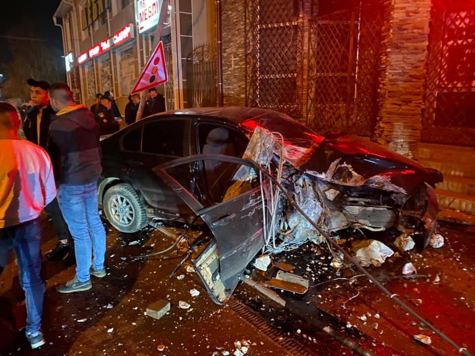 Авто знесло бетонний стовп і розбито вщент: аварія в Хусті (ФОТО)