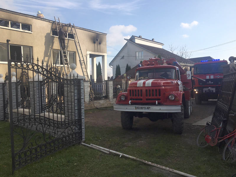Масштабна пожежа на Тячівщині: погасили рятувальники з трьох населених пунктів (ФОТО)