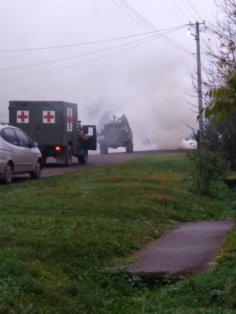 Перевіряють проїжджі авто: на Мукачівщині помітили військових та колону спецтехніки (ФОТО, ВІДЕО)