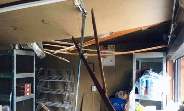 Невдале пограбування: в Ужгороді чоловік проломив дах кіоску, щоб викрасти товар (ФОТО)