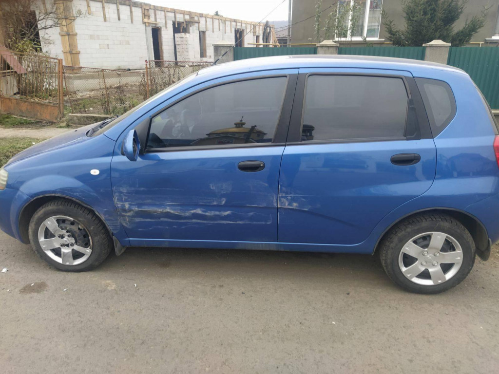 Розбите скло та подряпана автівка: на Ужгородщині шукають свідків ДТП (ФОТО)