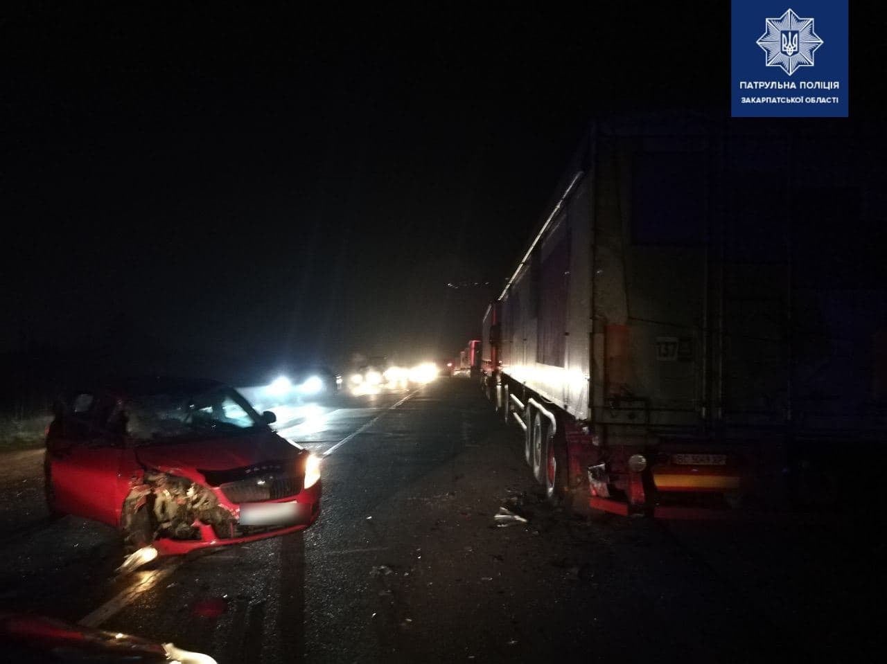 Вечірня аварія на об'їзній Ужгорода: автомобіль "влетів" у вантажівку (ФОТО)