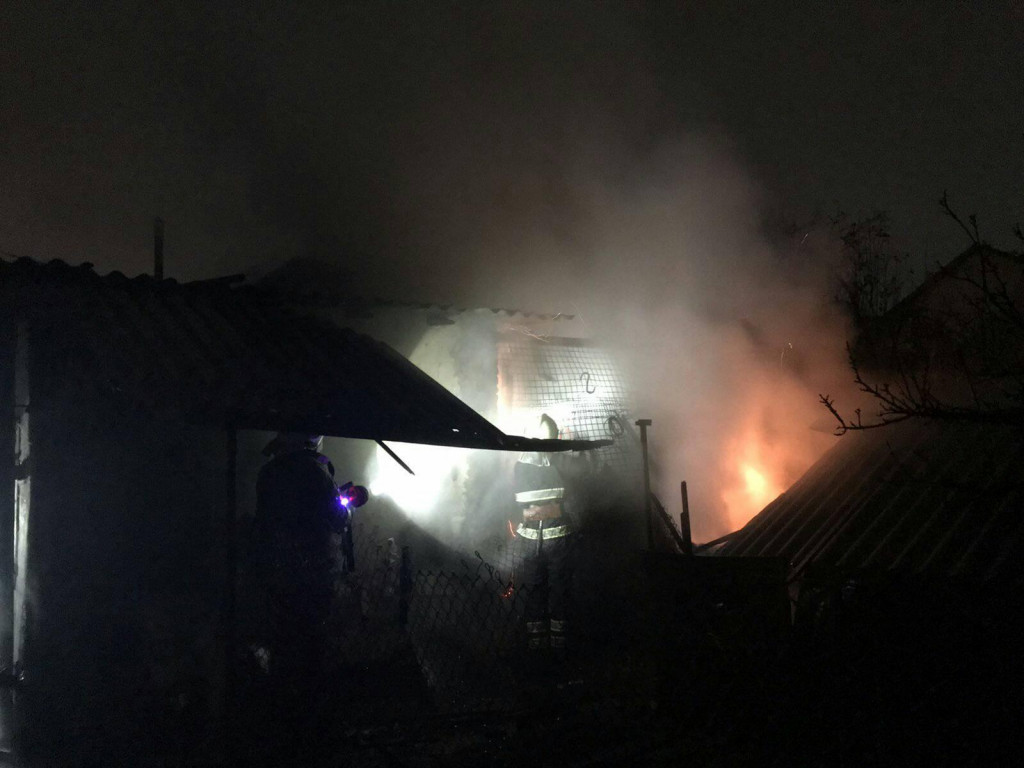 Дві споруди за одну ніч згоріли у Виноградові (ФОТО)