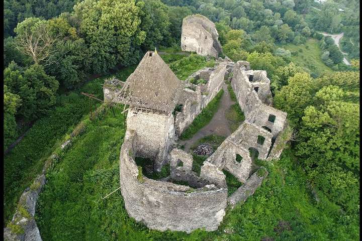 Реконструкція фортеці: у Невицькому замку археологи розкопали підвал (ВІДЕО)