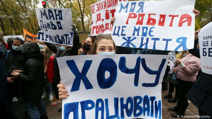 Мукачево та інші міста України влаштували бунт проти "карантину вихідного дня"