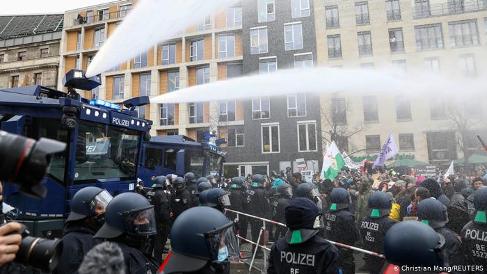 Протести проти коронавірусних обмежень: у Берліні поліція застосувала водомети (ВІДЕО)
