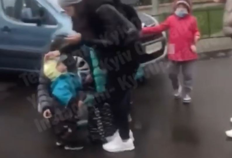 У Києві водій розбив жінці з дитиною на руках обличчя (ВІДЕО)