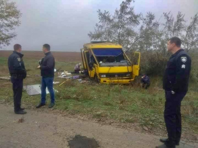 Жахлива трагедія на Херсонщині: перекинувся автобус з пасажирами, дві жінки загинули, десяток пасажирів поранені (ВІДЕО)
