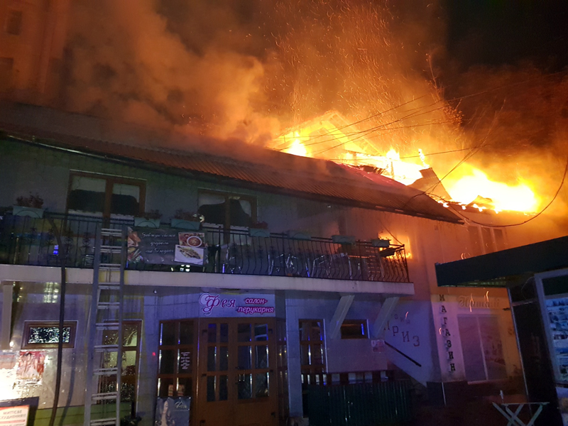 Вогонь перекинувся і на сусідній магазин: подробиці масштабної нічної пожежі в санаторії на Свалявщині (ФОТО)
