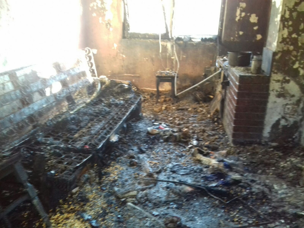 Гасити вогонь допомагали сусіди: на Рахівщині спалахнув будинок 85-річної жінки (ФОТО)