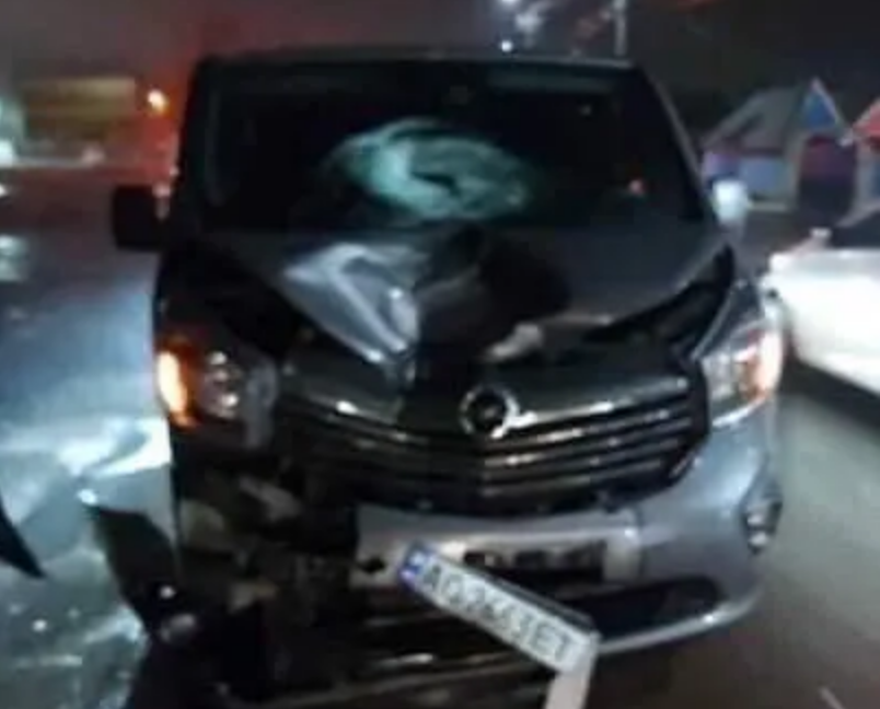 Смерть під колесами: у Берегові мікроавтобус збив людину (ФОТО)