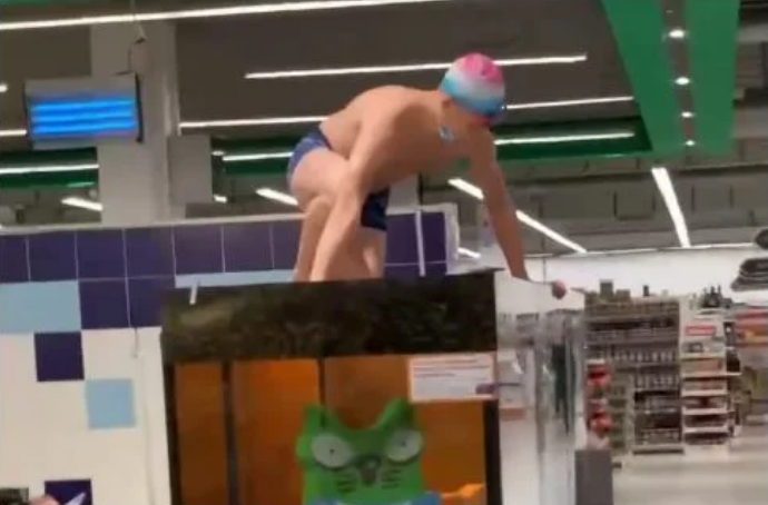 У супермаркеті Херсона молодик без одягу викупався в акваріумі з рибою (ФОТО, ВІДЕО 18+)