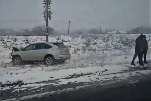 ДТП на Тячівщині: одну з автівок відкинуло на узбіччя (ФОТО)