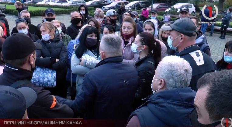 В Ужгороді робітники ринку «Краснодонців» виступили проти закриття торгових точок (ВІДЕО)