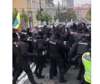 Ситуація критична: у Києві сутички між поліцією і "євробляхерами" (ВІДЕО 18+)