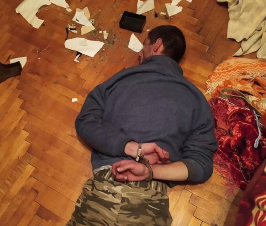 Погрожував сокирою своїй матері: у Мукачеві затримали агресивного чоловіка (ФОТО)
