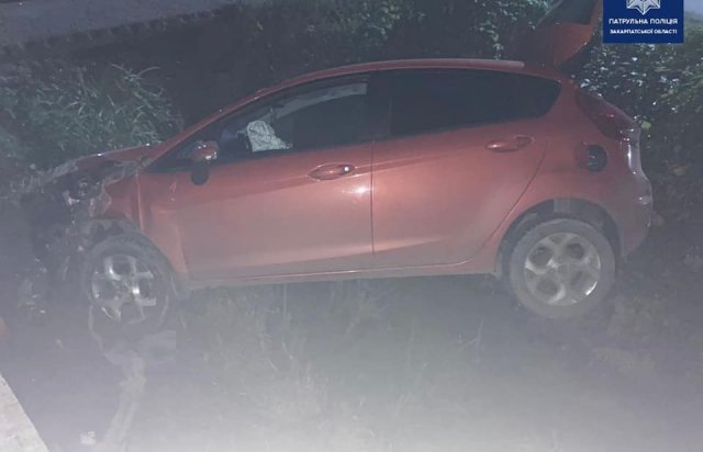 Вечірня аварія у Мукачеві: жінка напідпитку з'їхала у кювет (ФОТО)