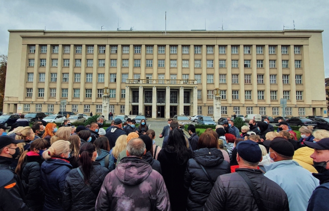 Ужгородці мітингують: під стінами ОДА зібралися на протест продавці ринку (ФОТО)