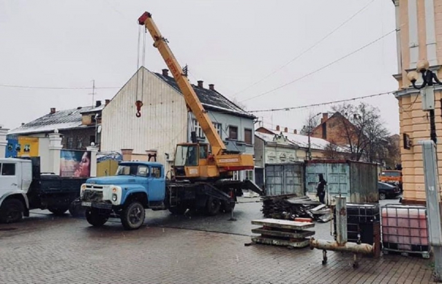 У центрі Берегова вже почали монтаж ковзанки (ФОТО)