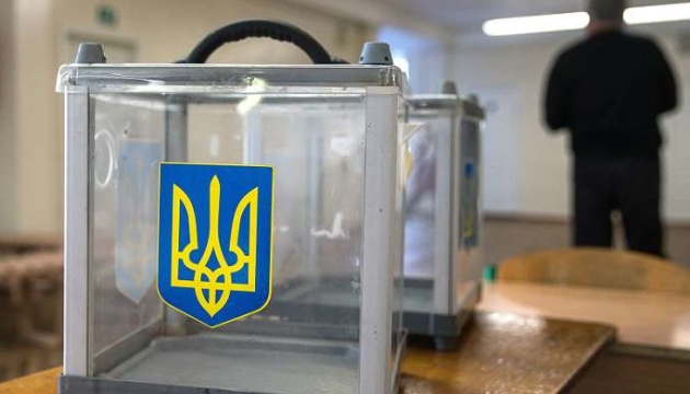 Перші порушення: В Ужгороді виборцю намагалися видати бюлетень без паспорта