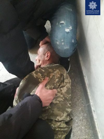 На вокзалі до приїзду "швидкої" закарпатські поліцейські рятували військового