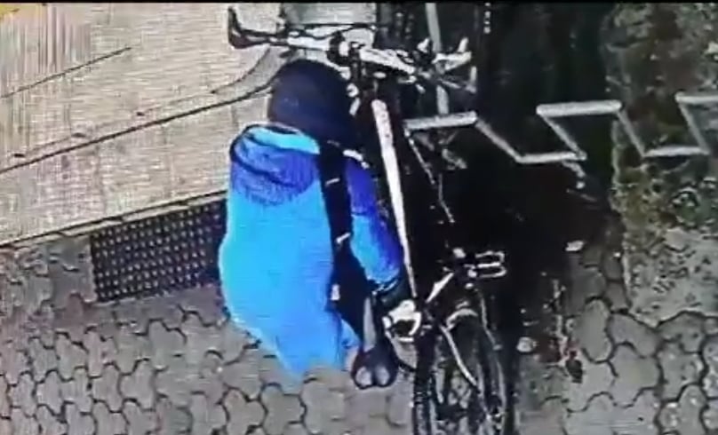 Невдале пограбування: в Ужгороді невідомий намагався поцупити велосипед (ВІДЕО)