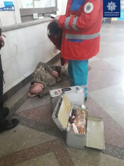 На вокзалі до приїзду "швидкої" закарпатські поліцейські рятували військового 