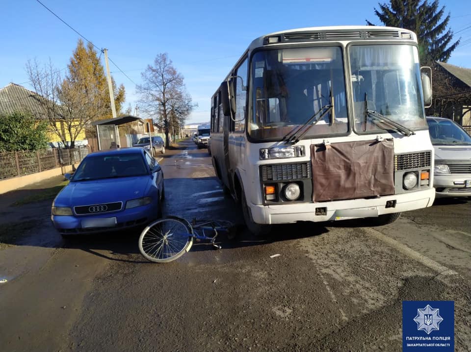 Карколомна аварія на Закарпатті: велосипедиста відкинуло на автобус (ФОТО)