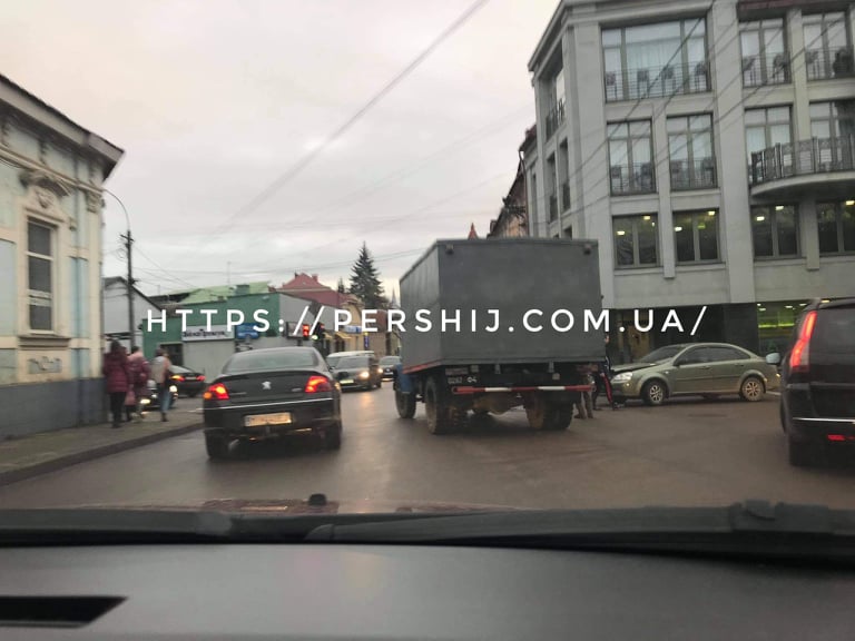 ДТП в Ужгороді: дорогу не поділили вантажівка та Chevrolet (ФОТО)