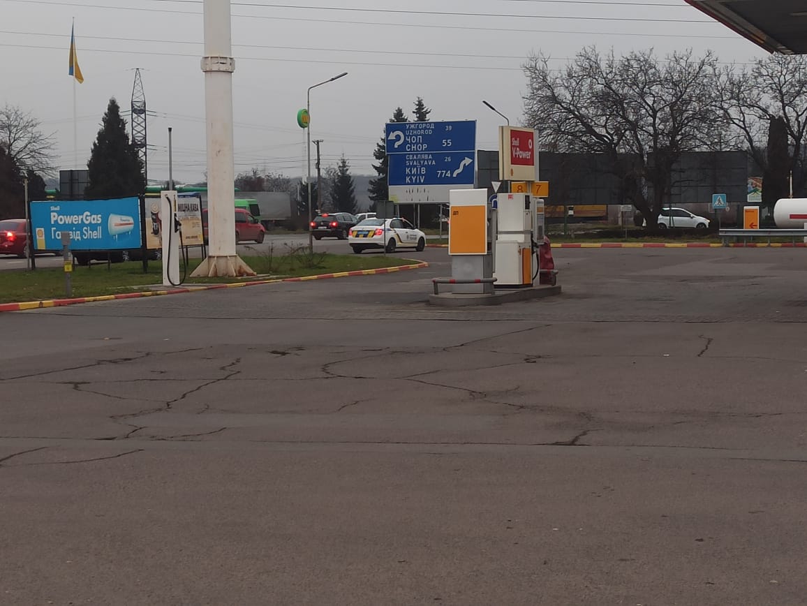 У поліції прокоментували "замінування" АЗС у Мукачеві (ФОТО)