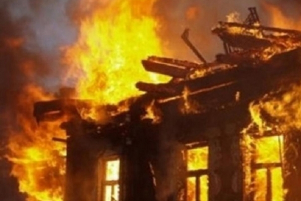 Нічна пожежа на Ужгородщині: вогнище охопило житловий будинок