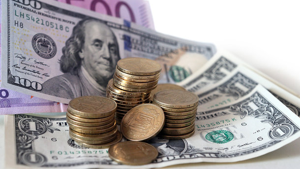 В Україні знову дешевшає долар: свіжий курс валют