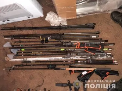 5 рушниць та 29 ножів: на Рахівщині пограбували мисливський магазин (ФОТО)