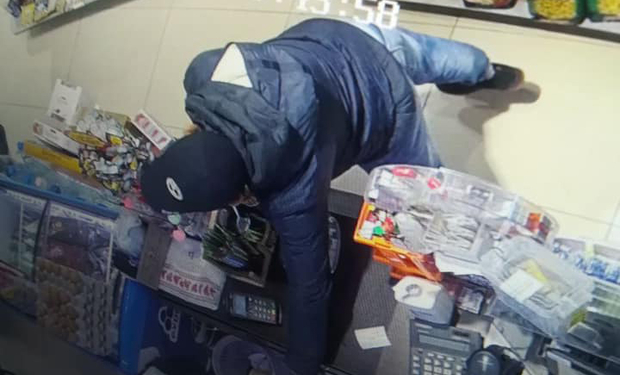 Двоє чоловіків пограбували магазин в Ужгороді: прохання упізнати крадіїв (ФОТО, ВІДЕО)