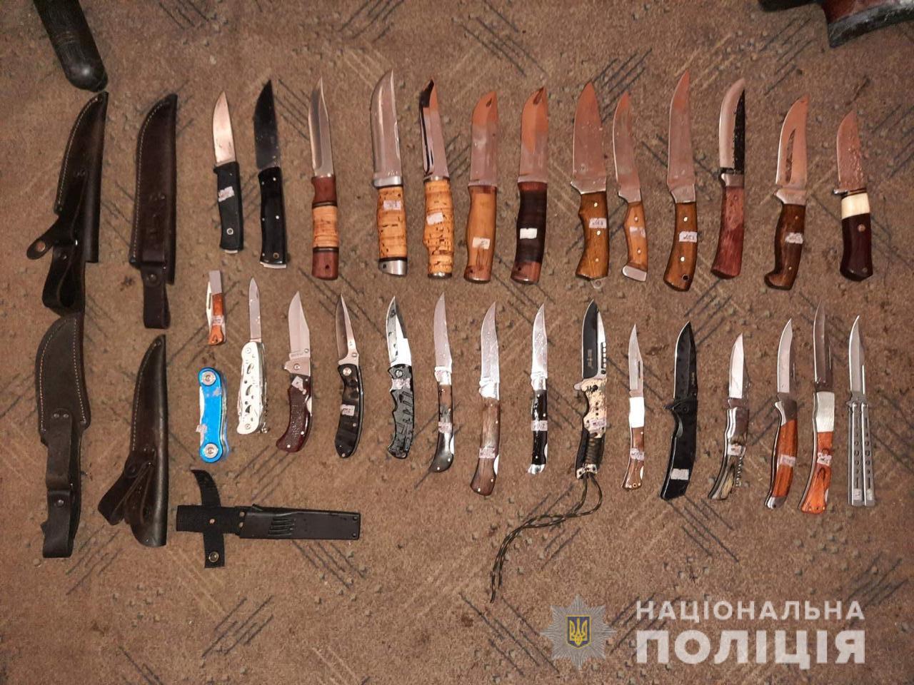 5 рушниць та 29 ножів: на Рахівщині пограбували мисливський магазин (ФОТО)