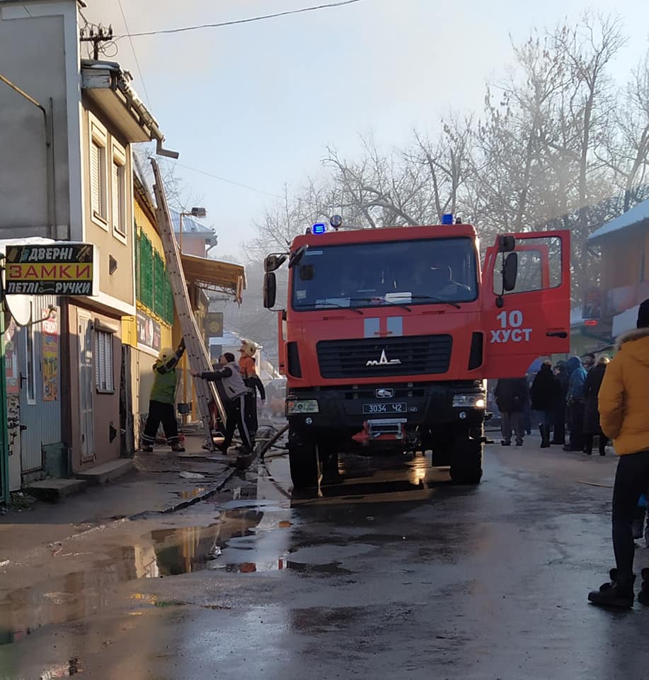 Пожежа в Хусті: зайнявся відомий місцевий універмаг (ФОТО)