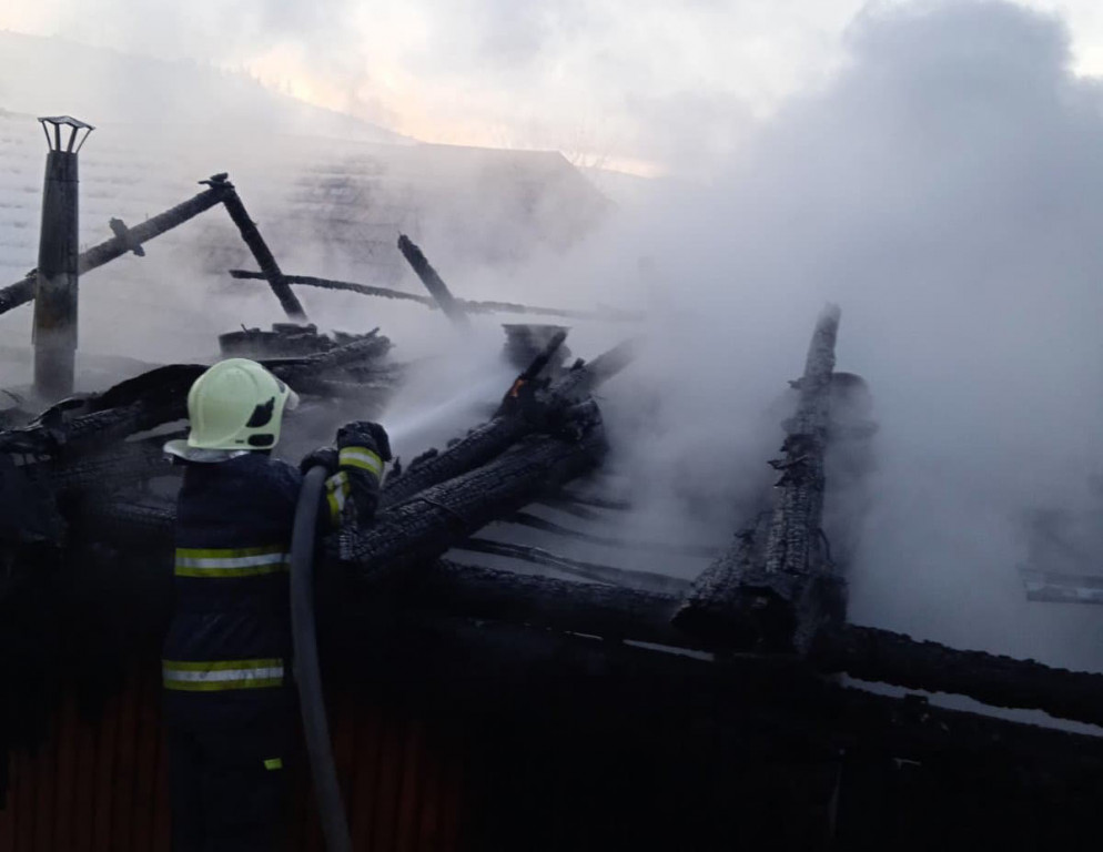 Пожежа на Міжгірщині: рятувальники врятували від вогню житловий будинок (ФОТО) 