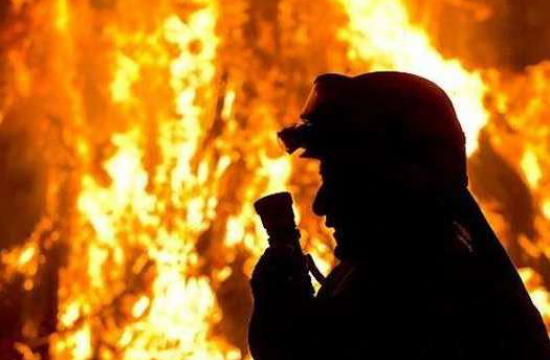 Пожежа по серед ночі: на Рахівщині вогонь знищив крівлю, товар та обладнання