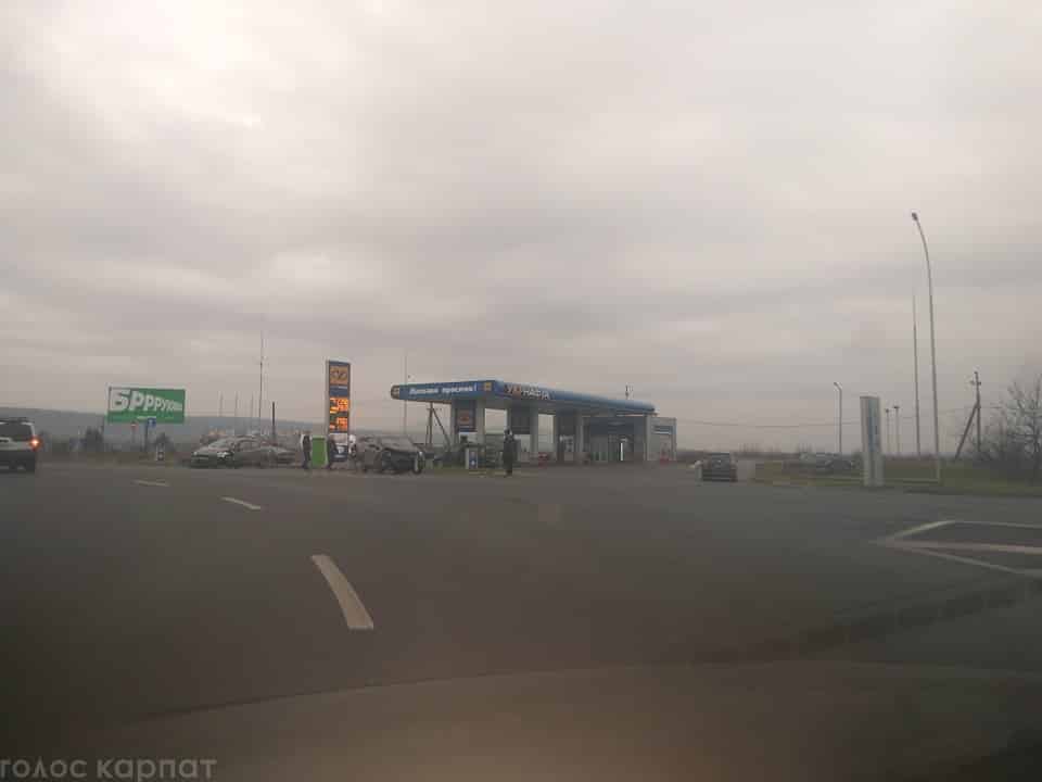 Автотроща на в'їзді в Ужгород: зіткнулися два автомобілі (ФОТО)