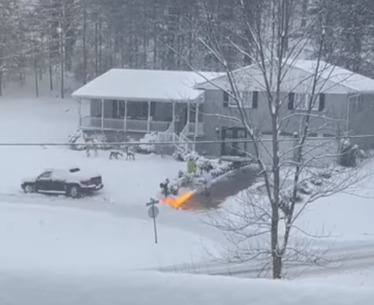 У США чоловік вогнеметом прибирав сніг у дворі (ВІДЕО)