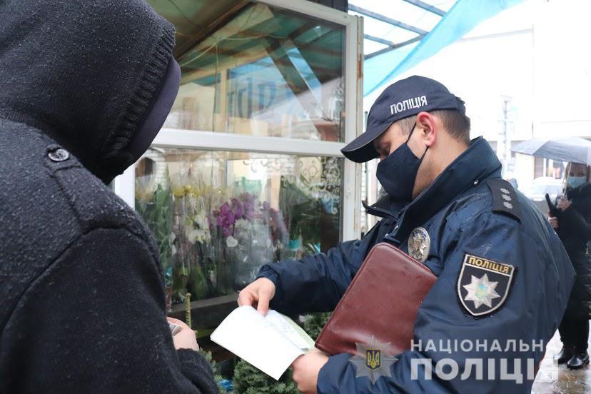 На Закарпатті поліція почала перевірку ялинкових ринків (ФОТО)