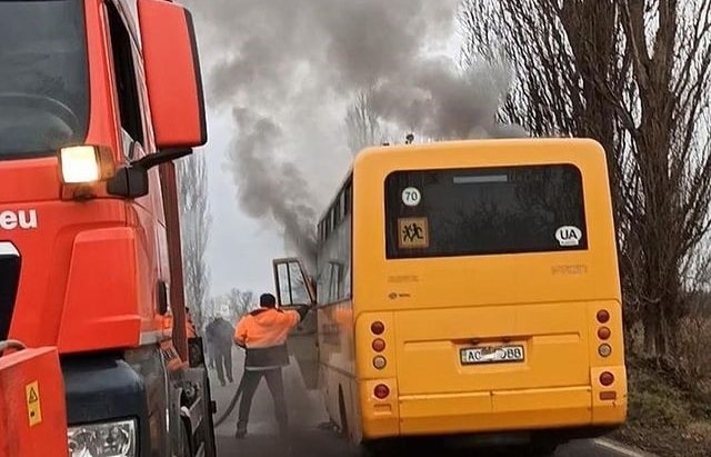 На виїзді з Виноградова загорівся шкільний автобус