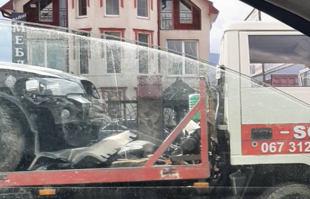 На Тячівщині дорогу не поділили два авто: одна з них влетіла в огорожу (ФОТО)
