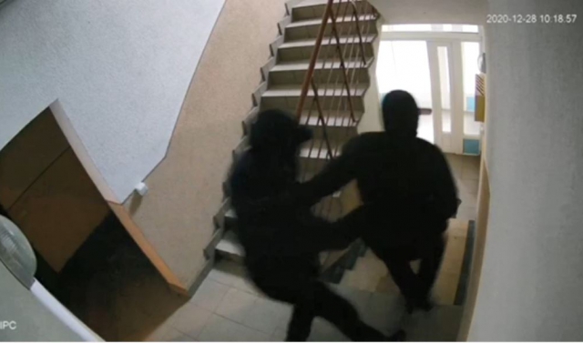 Злочинців розшукують: у Мукачеві камери зафіксували квартирних злодіїв (ФОТО, ВІДЕО)