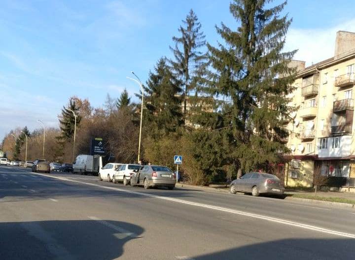 Потрійна ДТП в Ужгороді: на проспекті Свободи зіткнулися легковики (ФОТО)