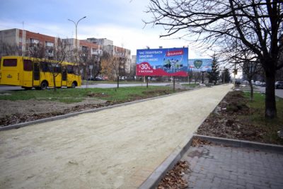 На вулиці Тиводара Легоцького продовжується капітальний ремонт – монтують ФЕМ-плитку, встановлюють бордюри