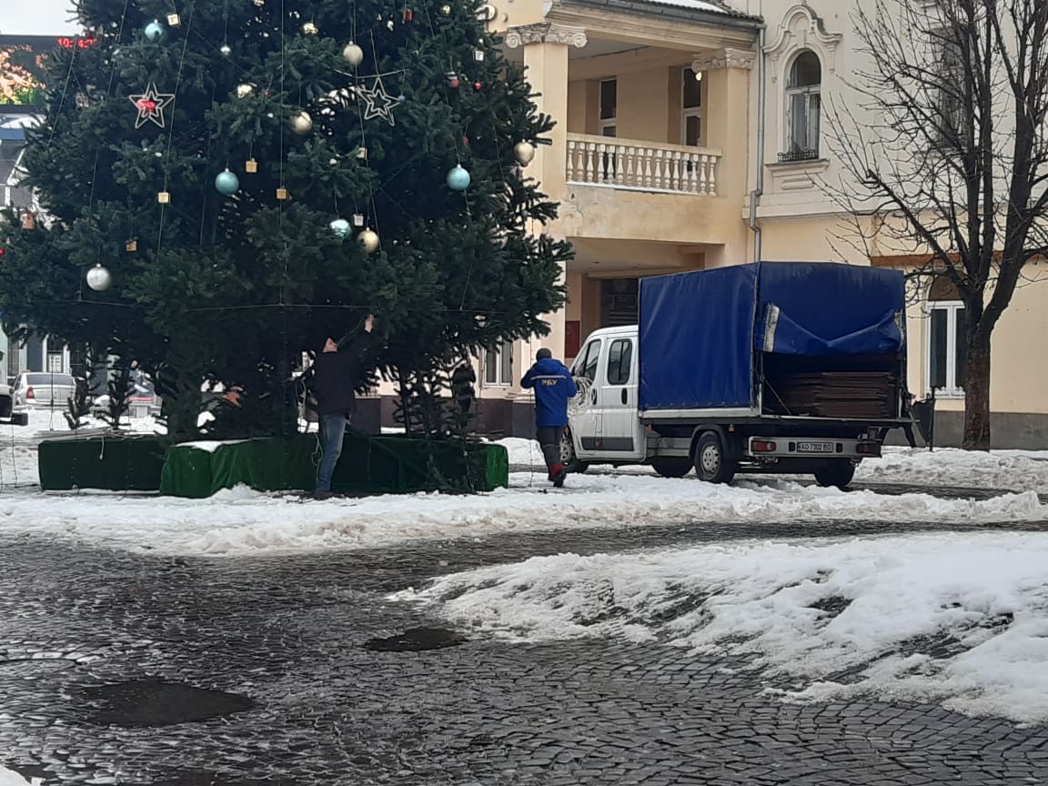 У Мукачеві почали "розбирати" головну ялинку міста (ФОТО)
