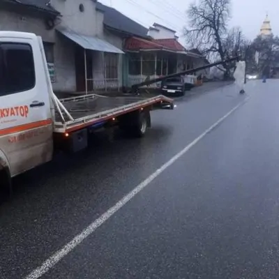 На Виноградівщині електроопора впала на авто, в якому знаходився водій (ФОТО)